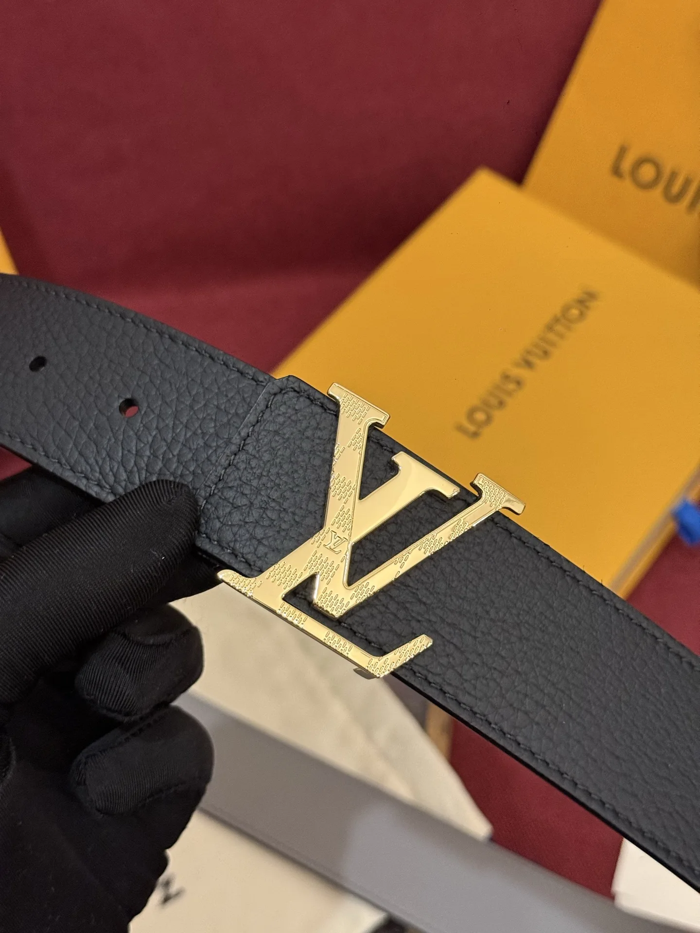 原单LV皮带|高仿LV皮带|精仿LV皮带|一比一LV皮带本款 Damier LV 40 毫米双面腰带做工精良 风格经典 深色牛皮革皮带与 LV 字母搭扣优雅相称 与精心镂刻的 Damier 图案相得益彰 气质优雅 可双面使用 轻松搭配您钟爱的服饰 