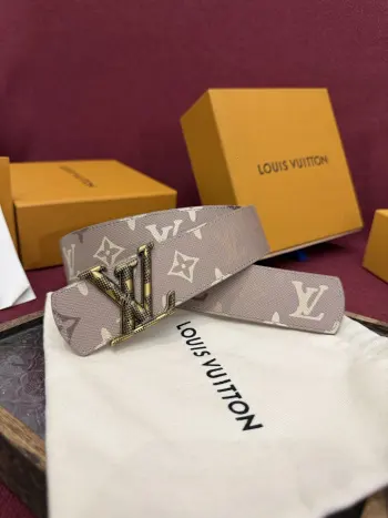 LV Dimension Monogram Surplus 40mm可翻转腰带大胆地将日常中性风格演绎得淋漓尽致 表带帆布一侧饰有以工装风格为灵感的 Monogram 图案 而皮革背面则采用光滑的棕色皮革制成 一如往常 圆润的 LV Dimension 搭扣为简洁流畅的廓形增添了几分独特韵味 