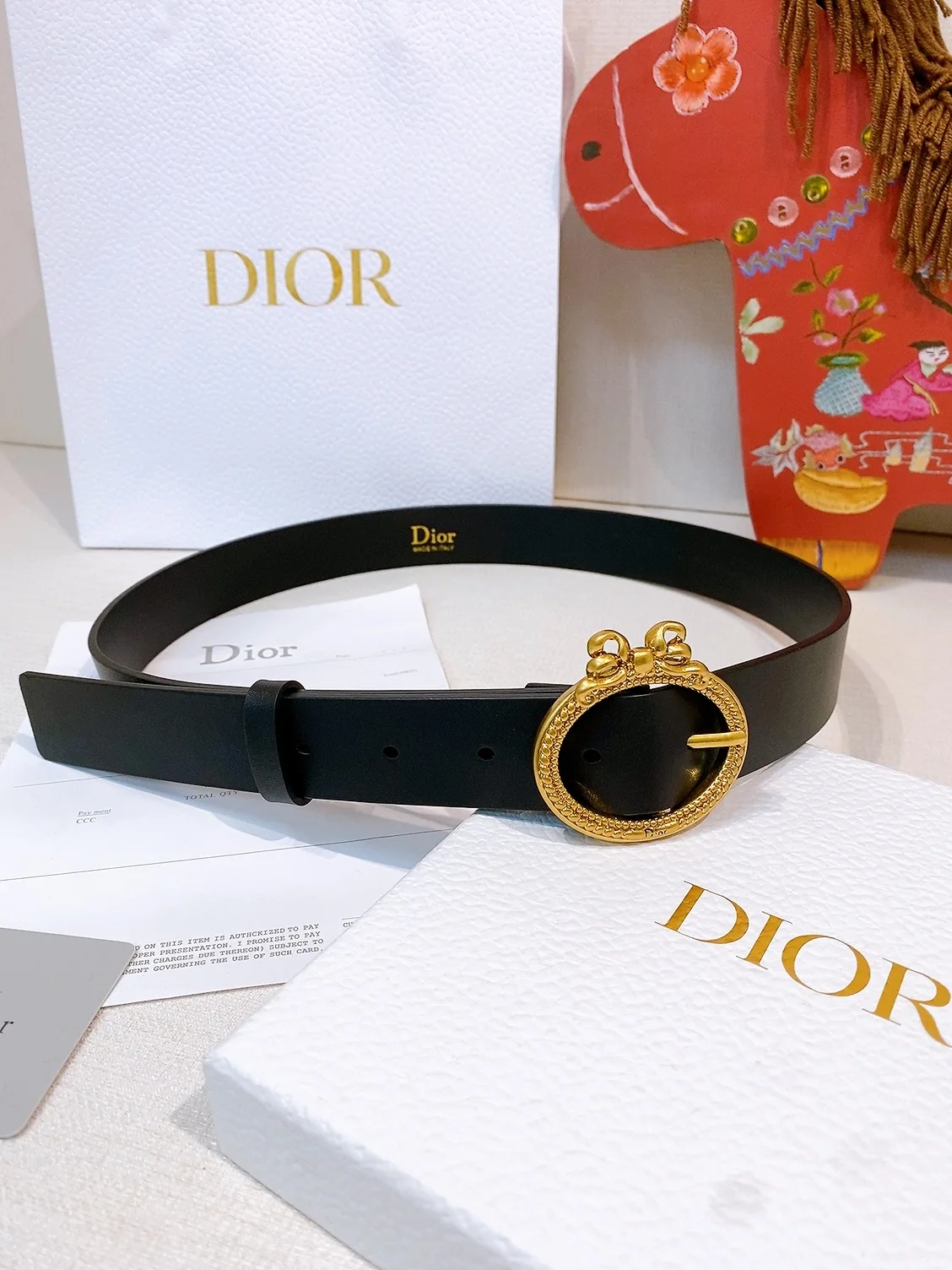 原单迪奥皮带|高仿迪奥皮带|精仿迪奥皮带|一比一迪奥皮带Dior Medaillon Belt 蝴蝶结腰带这款腰带 进口小牛皮材质 手感柔软细腻 搭配金属复古搭扣 奢华感满满 标志性  形状扣 无论日常还是正式场合 都能轻松提升造型感 是实用又时髦的配饰选择.宽度 3.0cm