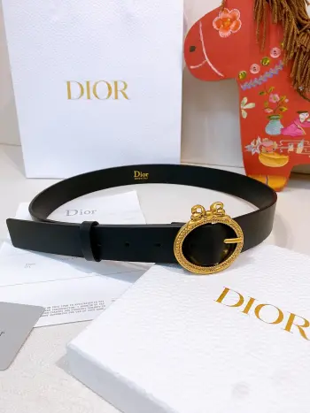 Dior Medaillon Belt 蝴蝶结腰带这款腰带 进口小牛皮材质 手感柔软细腻 搭配金属复古搭扣 奢华感满满 标志性  形状扣 无论日常还是正式场合 都能轻松提升造型感 是实用又时髦的配饰选择.宽度 3.0cm