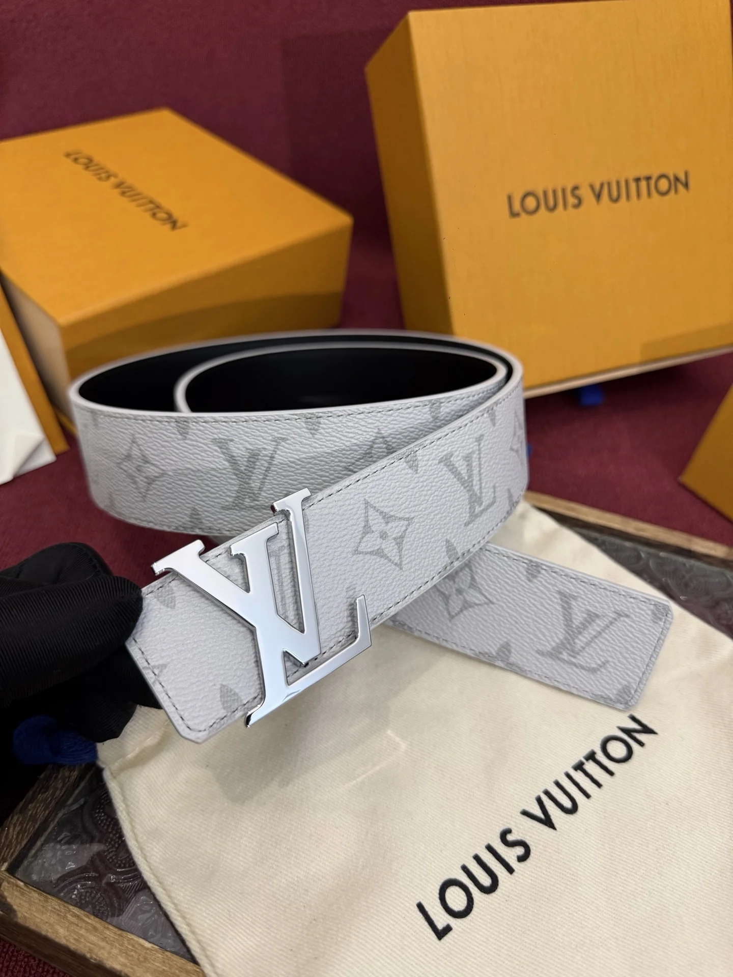 原单LV皮带|高仿LV皮带|精仿LV皮带|一比一LV皮带这款由西班牙制造的 LV Initiales Monogram 40mm 可翻转腰带采用了与秋季氛围相契合的色彩搭配 因其简洁而标志性的扣环而备受推崇 该款式一侧饰有 Monogram 帆布图案 另一面则为刚白灰色皮革反衬 为日常穿着增添了几分格调与舒适感 