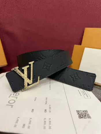LV Dimension Drift 双面腰带以路易威登的经典素挥洒街头型格 Monogram 图案一面更显前卫锋芒 光滑皮革一面释放儒雅气息 精工雕琢的搭扣别出心裁 