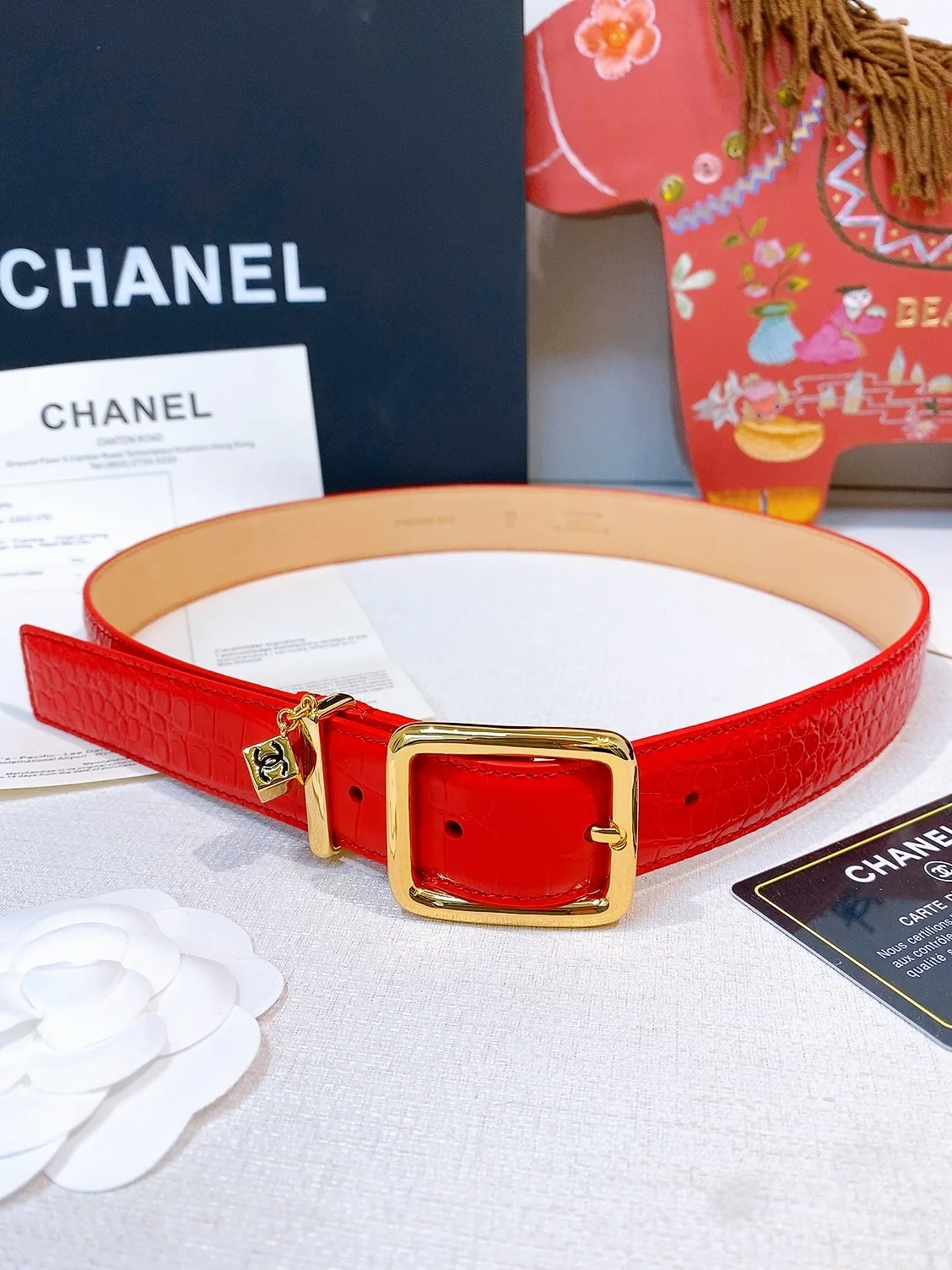 香家Chanel Leather belt 30mm皮质腰带这款是香香26/27早春度假系列3.0cm腰带 采用光滑小牛皮材质 复古经典圆针扣设计 日常通勤 穿搭造型都非常百搭 齐全 宽度width 3.0cm