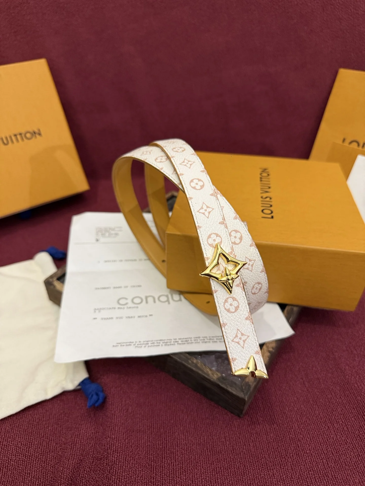 原单LV皮带|高仿LV皮带|精仿LV皮带|一比一LV皮带这款时尚且实用的 Pretty LV 腰带兼具美观与实用性 宽度2.0cm 集两种精致风格于一身 其可翻转设计将品牌标志性的 Monogram Dune 帆布与光滑的自然小牛皮巧妙结合 并以 LV 扣环和 Monogram 花形末端饰件点缀 这些饰件均采用闪耀的金色金属材质制成 这款多功能腰带能够轻松实现从日间穿搭到晚间装扮的转换 非常适合旅行使用 