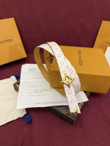 这款时尚且实用的 Pretty LV 腰带兼具美观与实用性 宽度2.0cm 集两种精致风格于一身 其可翻转设计将品牌标志性的 Monogram Dune 帆布与光滑的自然小牛皮巧妙结合 并以 LV 扣环和 Monogram 花形末端饰件点缀 这些饰件均采用闪耀的金色金属材质制成 这款多功能腰带能够轻松实现从日间穿搭到晚间装扮的转换 非常适合旅行使用 