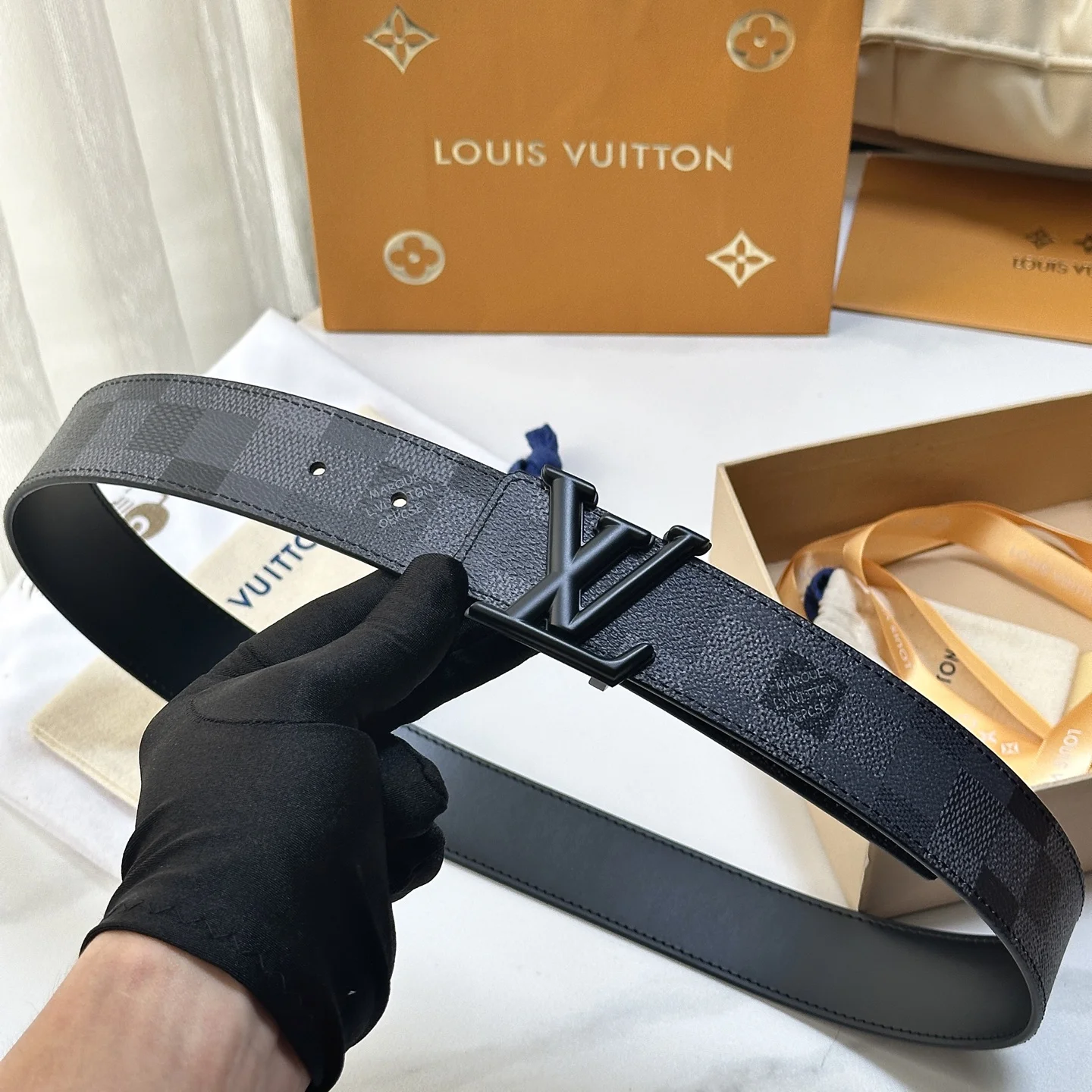 原单LV皮带|高仿LV皮带|精仿LV皮带|一比一LV皮带LV.路易威登  宽度 40mm宽度 正品一体铸造五金钢扣 原厂皮料 双面原厂定制进口面料 可双面使用
