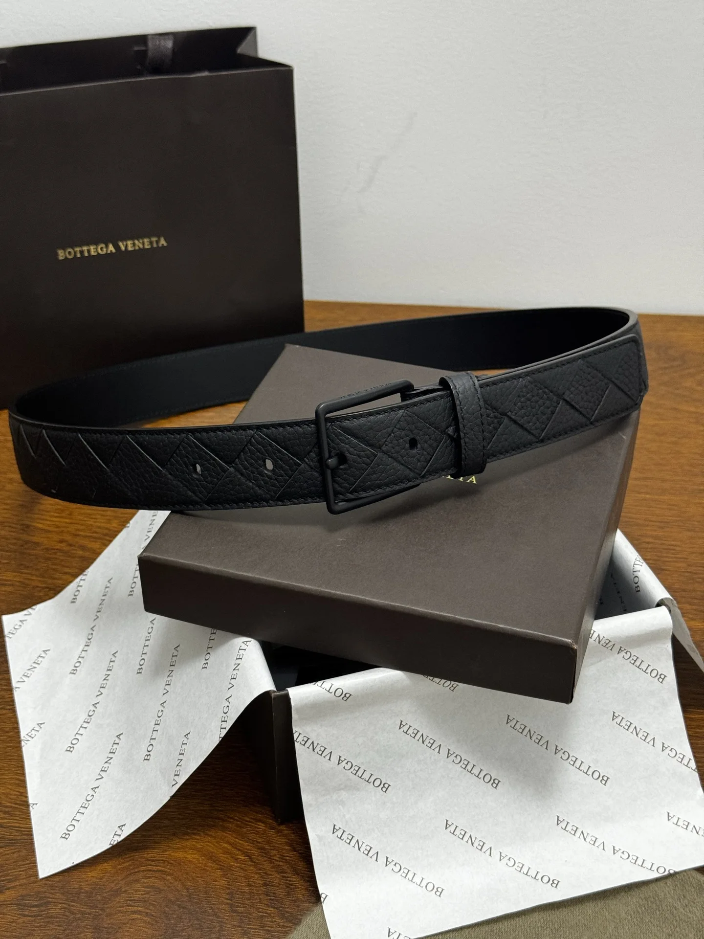 原单BV皮带|高仿BV皮带|精仿BV皮带|一比一BV皮带BOTTEGA VENETA 3.5cm 颜色 哑黑Intrecciato编织腰带荔枝纹纹理皮革手工编织新款牛皮经典之作每个细节都体现出至高的品味和格调整体造型增添优雅韵味 低调奢华的典范优雅迷人气息精致的手工艺制作 