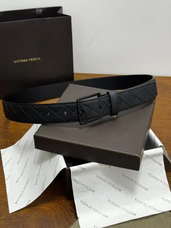 BOTTEGA VENETA 3.5cm 颜色 哑黑Intrecciato编织腰带荔枝纹纹理皮革手工编织新款牛皮经典之作每个细节都体现出至高的品味和格调整体造型增添优雅韵味 低调奢华的典范优雅迷人气息精致的手工艺制作 