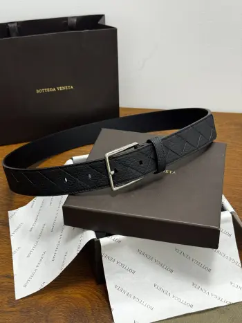 BOTTEGA VENETA 3.5cm 颜色 哑黑Intrecciato编织腰带荔枝纹纹理皮革手工编织新款牛皮经典之作每个细节都体现出至高的品味和格调整体造型增添优雅韵味 低调奢华的典范优雅迷人气息精致的手工艺制作 