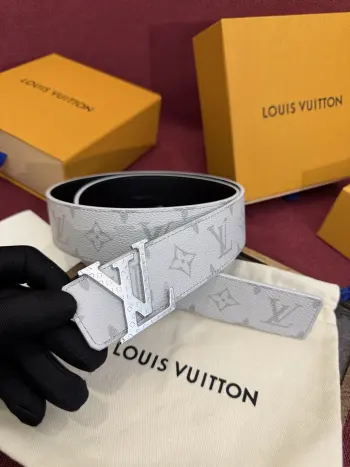 这款由西班牙制造的 LV Initiales Monogram 40mm 可翻转腰带采用了与秋季氛围相契合的色彩搭配 因其简洁而标志性的扣环而备受推崇 该款式一侧饰有 Monogram 帆布图案 另一面则为刚白灰色皮革反衬 为日常穿着增添了几分格调与舒适感 