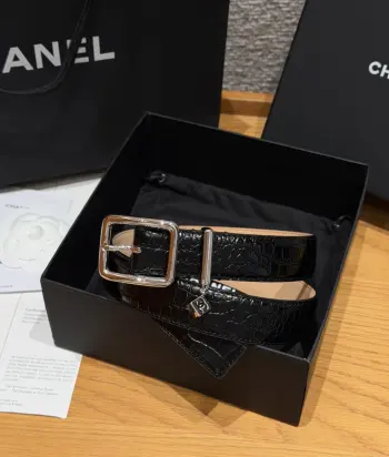香家 Leather Belt with CC Charm,Crocodile Embossed Calfskin 30mm 带双C吊饰的皮质腰带鳄鱼纹压花皮质腰带 搭配标志性双C吊饰 尽显优雅风范 3cm官网标准宽度 专为女士穿搭设计 牛仔裤 西装裤 连衣裙都能轻松驾驭 双C吊饰是本款的标志性亮点 建议参照尺码表选择合适的尺码 齐全 宽度width 3.0