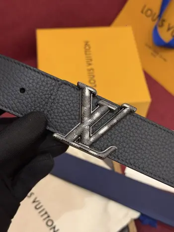 本款 Damier LV 40 毫米双面腰带做工精良 风格经典 深色牛皮革皮带与 LV 字母搭扣优雅相称 与精心镂刻的 Damier 图案相得益彰 气质优雅 可双面使用 轻松搭配您钟爱的服饰 