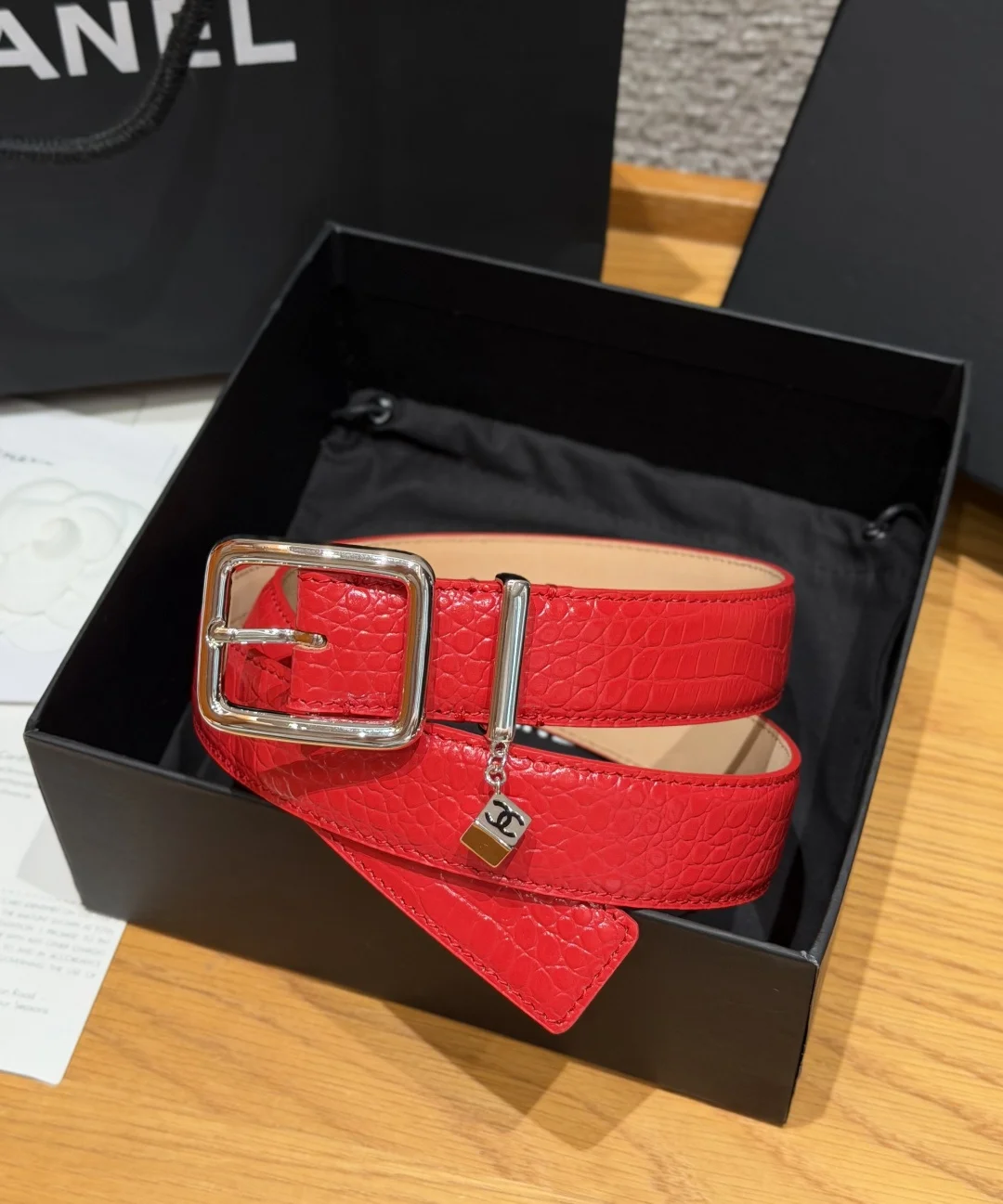 香家 Leather Belt with CC Charm,Crocodile Embossed Calfskin 30mm 带双C吊饰的皮质腰带鳄鱼纹压花皮质腰带 搭配标志性双C吊饰 尽显优雅风范 3cm官网标准宽度 专为女士穿搭设计 牛仔裤 西装裤 连衣裙都能轻松驾驭 双C吊饰是本款的标志性亮点 建议参照尺码表选择合适的尺码 齐全 宽度width 3.0