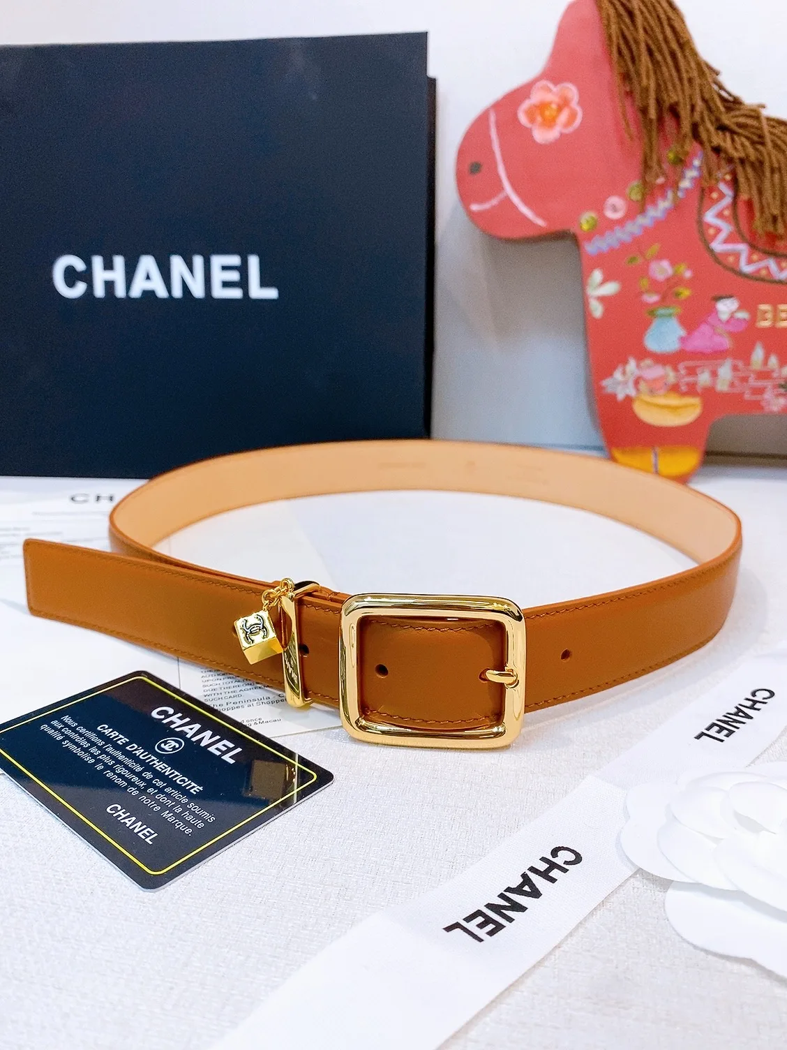 香家Chanel Leather belt 30mm皮质腰带这款是香香26/27早春度假系列3.0cm腰带 采用光滑小牛皮材质 复古经典圆针扣设计 日常通勤 穿搭造型都非常百搭 齐全 宽度width 3.0cm