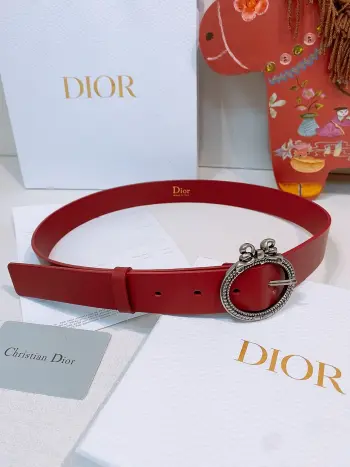 Dior Medaillon Belt 蝴蝶结腰带这款腰带 进口小牛皮材质 手感柔软细腻 搭配金属复古搭扣 奢华感满满 标志性  形状扣 无论日常还是正式场合 都能轻松提升造型感 是实用又时髦的配饰选择.宽度 3.0cm