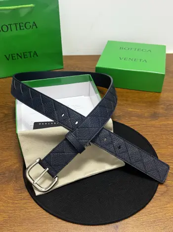 BOTTEGA VENETA 3.5cm 颜色 蓝色 Intrecciato编织腰带 荔枝纹纹理皮革 手工编织新款牛皮经典之作 每个细节都体现出至高的品味和格调 整体造型增添优雅韵味 低调奢华的典范 优雅迷人气息 精致的手工艺制作 
