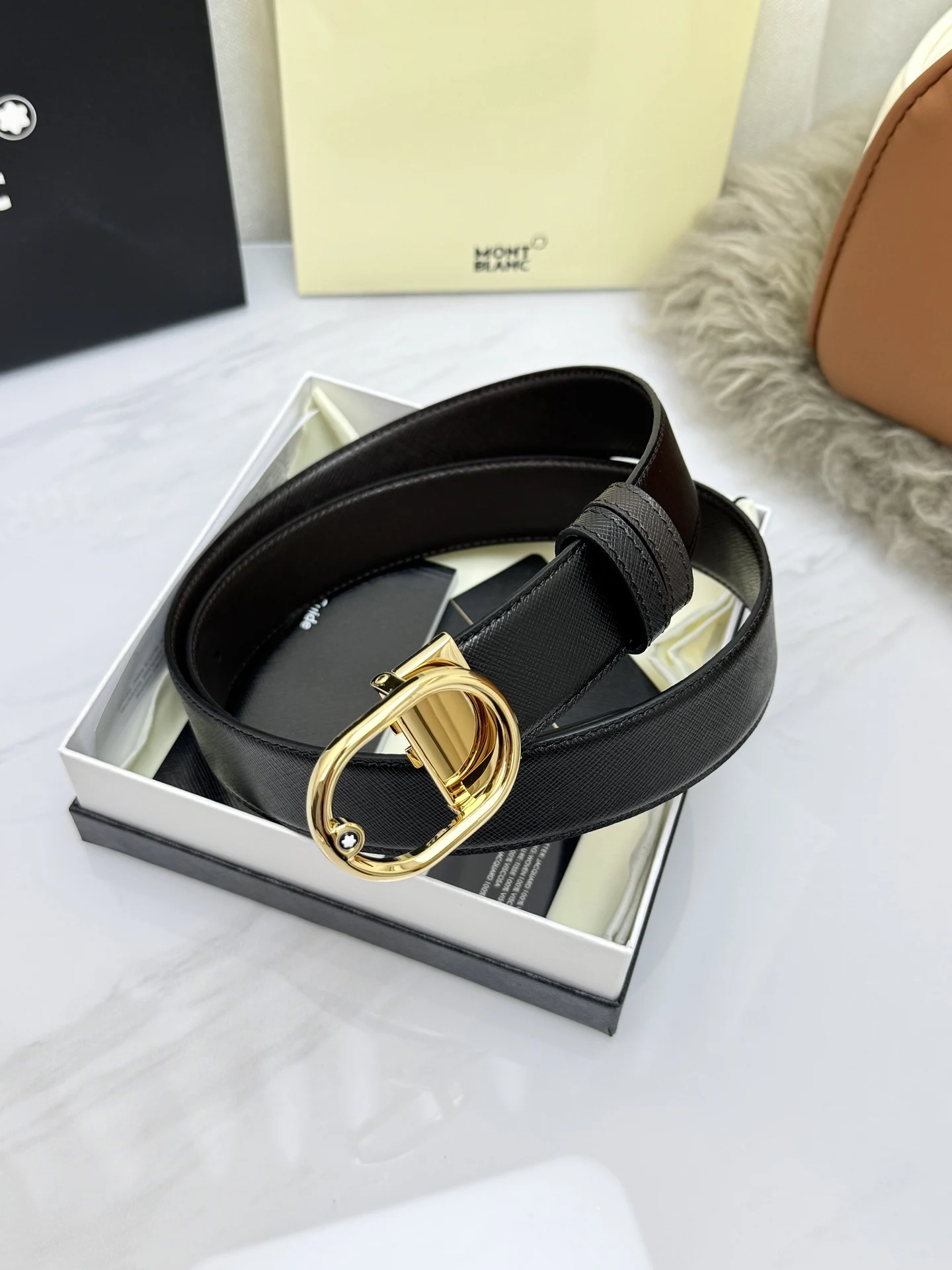 Montblanc.万宝龙  宽3.5cm 采用头层牛皮 精品针式扣头 自由裁剪商务休闲皮带