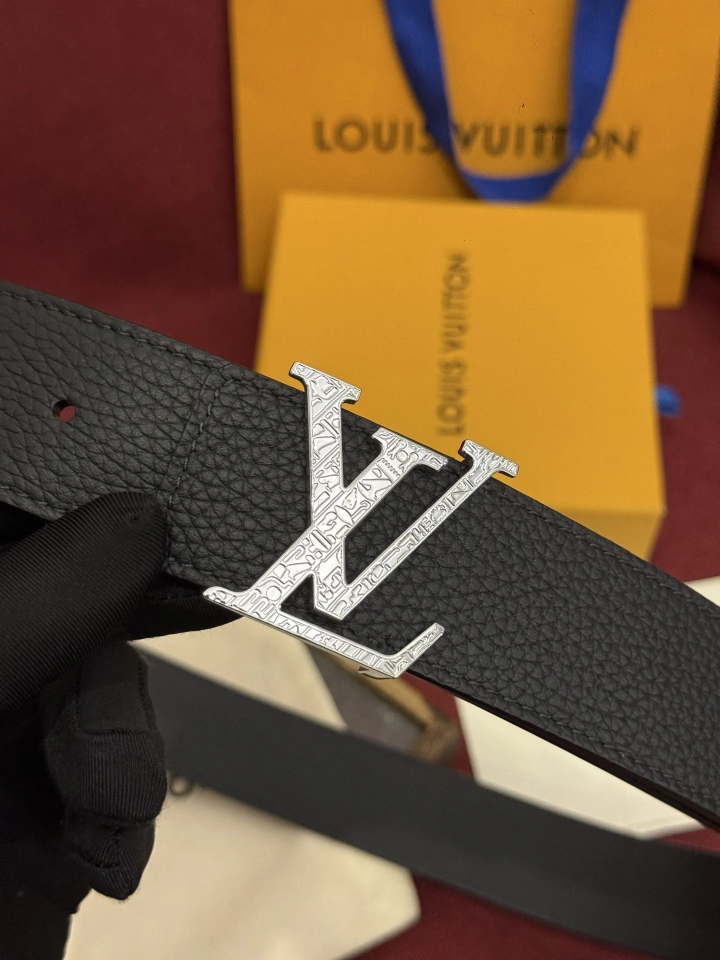 原单LV皮带|高仿LV皮带|精仿LV皮带|一比一LV皮带本款 Damier LV 40 毫米双面腰带做工精良 风格经典 深色牛皮革皮带与 LV 字母搭扣优雅相称 与精心镂刻的 Damier 图案相得益彰 气质优雅 可双面使用 轻松搭配您钟爱的服饰 
