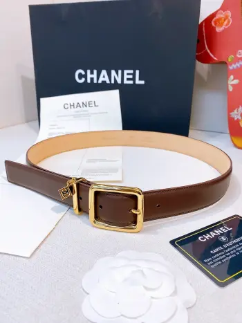 香家Chanel Leather belt 30mm皮质腰带这款是香香26/27早春度假系列3.0cm腰带 采用光滑小牛皮材质 复古经典圆针扣设计 日常通勤 穿搭造型都非常百搭 齐全 宽度width 3.0cm