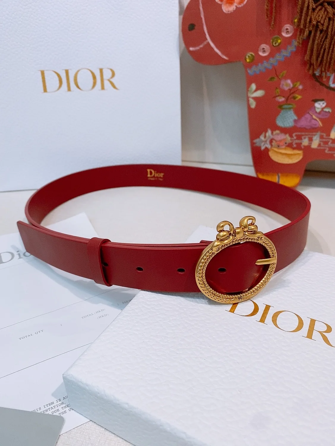 Dior Medaillon Belt 蝴蝶结腰带这款腰带 进口小牛皮材质 手感柔软细腻 搭配金属复古搭扣 奢华感满满 标志性  形状扣 无论日常还是正式场合 都能轻松提升造型感 是实用又时髦的配饰选择.宽度 3.0cm
