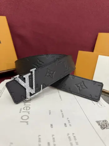 LV Dimension Drift 双面腰带以路易威登的经典素挥洒街头型格 Monogram 图案一面更显前卫锋芒 光滑皮革一面释放儒雅气息 精工雕琢的搭扣别出心裁 
