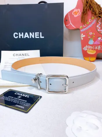 香家Chanel Leather belt 30mm皮质腰带这款是香香26/27早春度假系列3.0cm腰带 采用光滑小牛皮材质 复古经典圆针扣设计 日常通勤 穿搭造型都非常百搭 齐全 宽度width 3.0cm
