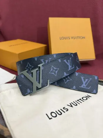 这款由西班牙制造的 LV Initiales Monogram 40mm 可翻转腰带采用了与秋季氛围相契合的色彩搭配 因其简洁而标志性的扣环而备受推崇 该款式一侧饰有 Monogram 帆布图案 另一面则为蓝色皮革反衬 为日常穿着增添了几分格调与舒适感 