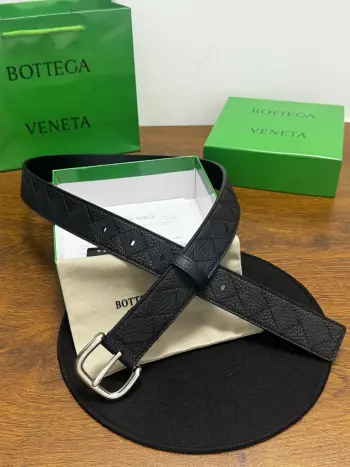BOTTEGA VENETA 3.5cm 颜色 黑色 Intrecciato编织腰带 荔枝纹纹理皮革 手工编织新款牛皮经典之作 每个细节都体现出至高的品味和格调 整体造型增添优雅韵味 低调奢华的典范 优雅迷人气息 精致的手工艺制作 
