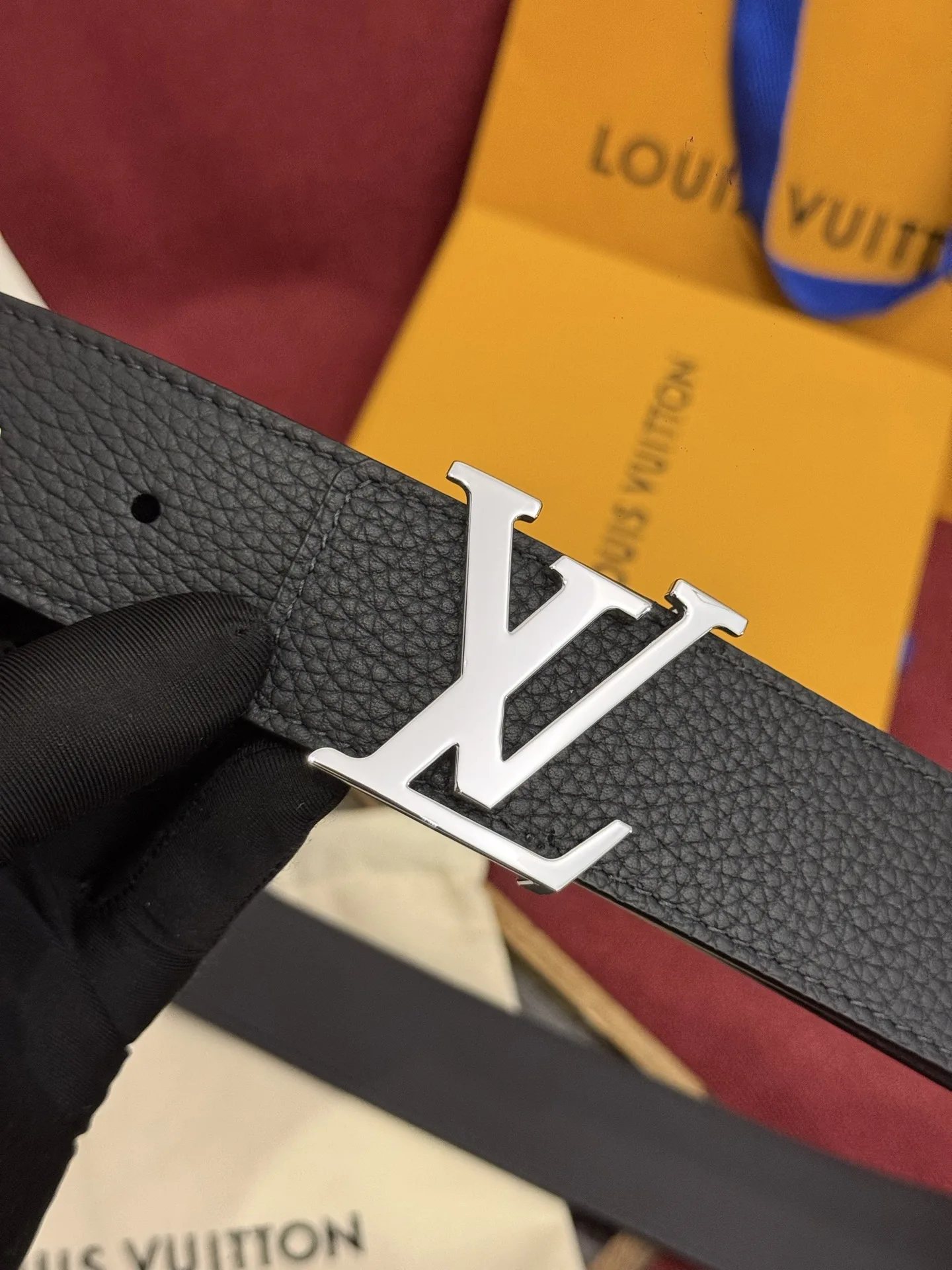 原单LV皮带|高仿LV皮带|精仿LV皮带|一比一LV皮带本款 Damier LV 40 毫米双面腰带做工精良 风格经典 深色牛皮革皮带与 LV 字母搭扣优雅相称 与精心镂刻的 Damier 图案相得益彰 气质优雅 可双面使用 轻松搭配您钟爱的服饰 