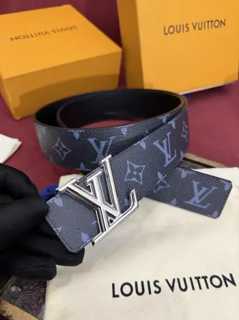 这款由西班牙制造的 LV Initiales Monogram 40mm 可翻转腰带采用了与秋季氛围相契合的色彩搭配 因其简洁而标志性的扣环而备受推崇 该款式一侧饰有 Monogram 帆布图案 另一面则为蓝色皮革反衬 为日常穿着增添了几分格调与舒适感 