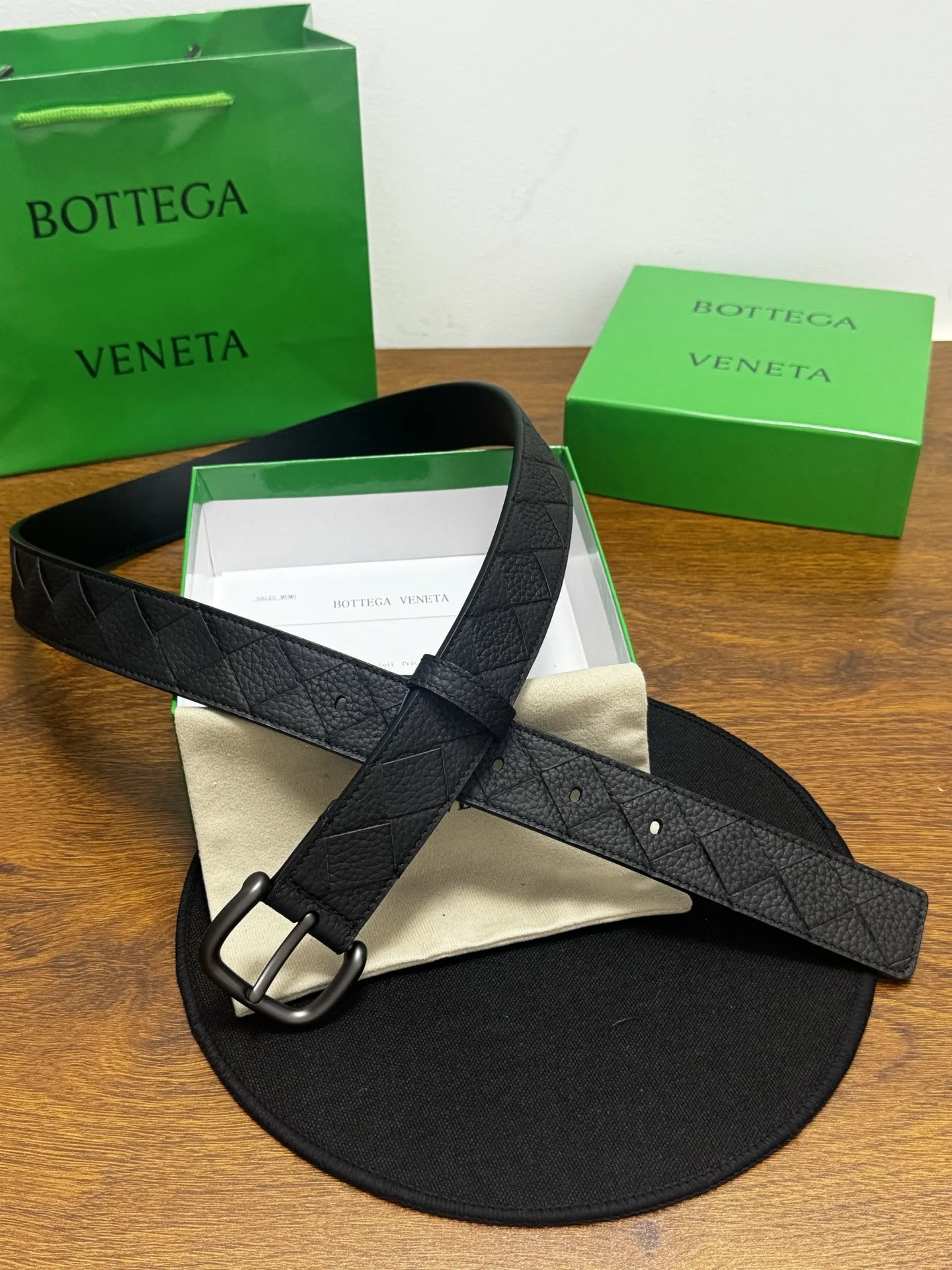 原单BV皮带|高仿BV皮带|精仿BV皮带|一比一BV皮带BOTTEGA VENETA 3.5cm 颜色 黑色 Intrecciato编织腰带 荔枝纹纹理皮革 手工编织新款牛皮经典之作 每个细节都体现出至高的品味和格调 整体造型增添优雅韵味 低调奢华的典范 优雅迷人气息 精致的手工艺制作 