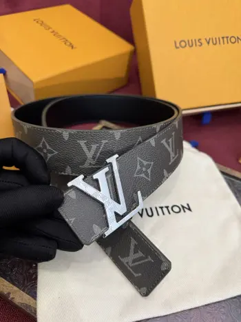 这款由西班牙制造的 LV Initiales Monogram 40mm 可翻转腰带采用了与秋季氛围相契合的色彩搭配 因其简洁而标志性的扣环而备受推崇 该款式一侧饰有 Monogram 帆布图案 另一面则为墨绿色皮革反衬 为日常穿着增添了几分格调与舒适感 