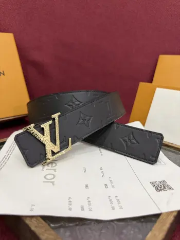 LV Dimension Drift 双面腰带以路易威登的经典素挥洒街头型格 Monogram 图案一面更显前卫锋芒 光滑皮革一面释放儒雅气息 精工雕琢的搭扣别出心裁 