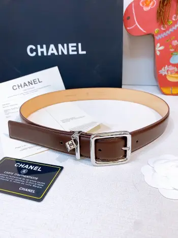 香家Chanel Leather belt 30mm皮质腰带这款是香香26/27早春度假系列3.0cm腰带 采用光滑小牛皮材质 复古经典圆针扣设计 日常通勤 穿搭造型都非常百搭 齐全 宽度width 3.0cm