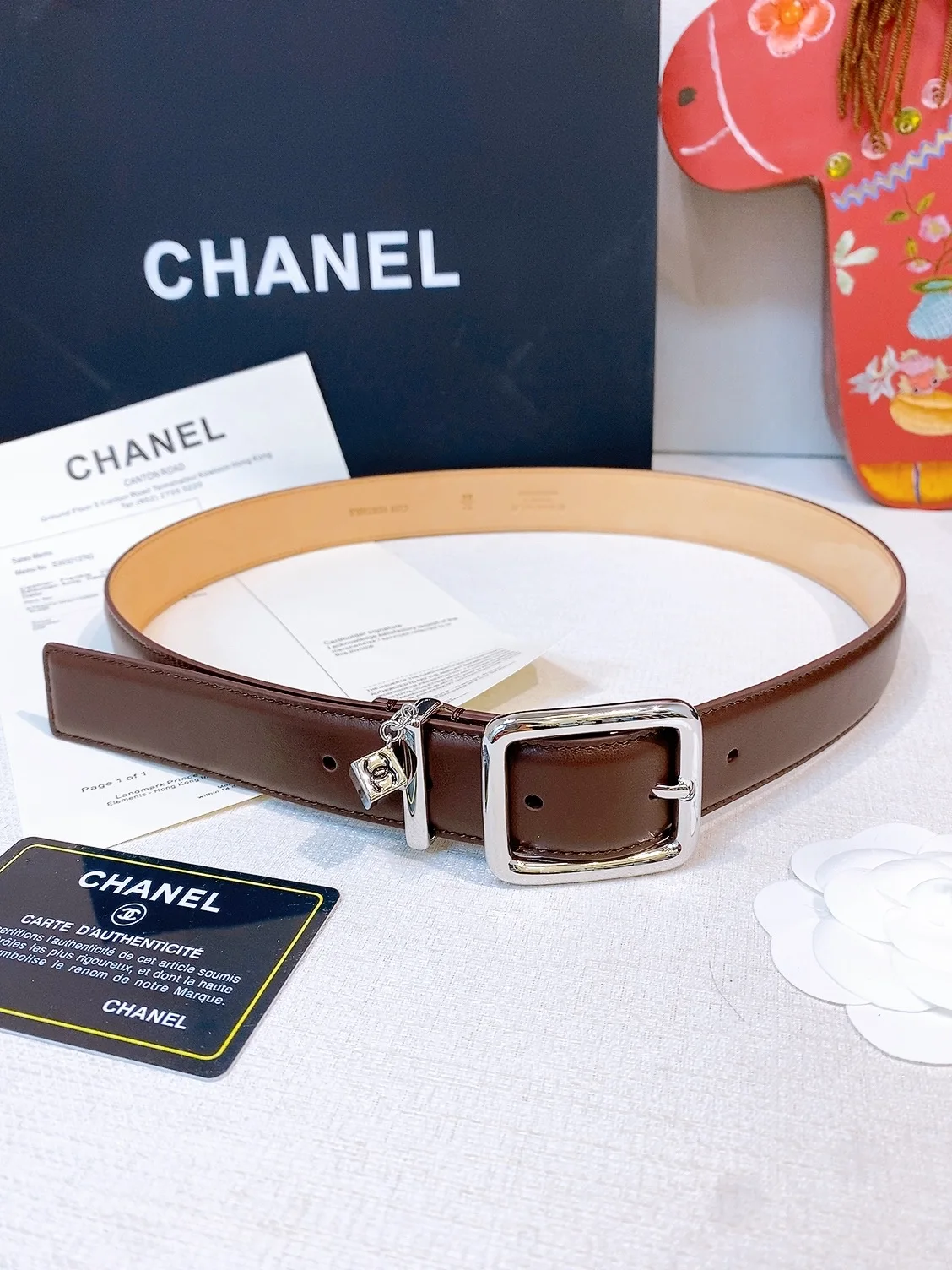 香家Chanel Leather belt 30mm皮质腰带这款是香香26/27早春度假系列3.0cm腰带 采用光滑小牛皮材质 复古经典圆针扣设计 日常通勤 穿搭造型都非常百搭 齐全 宽度width 3.0cm