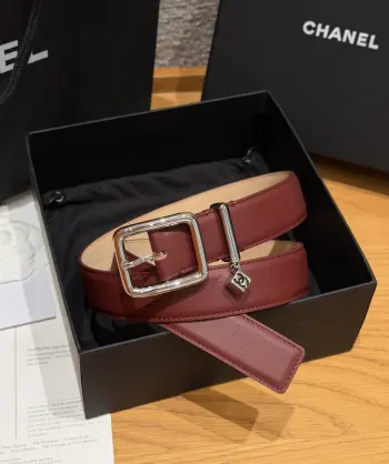 香家 Leather Belt with CC Charm,Crocodile Embossed Calfskin 30mm 带双C吊饰的皮质腰带鳄鱼纹压花皮质腰带 搭配标志性双C吊饰 尽显优雅风范 3cm官网标准宽度 专为女士穿搭设计 牛仔裤 西装裤 连衣裙都能轻松驾驭 双C吊饰是本款的标志性亮点 建议参照尺码表选择合适的尺码 齐全 宽度width 3.0