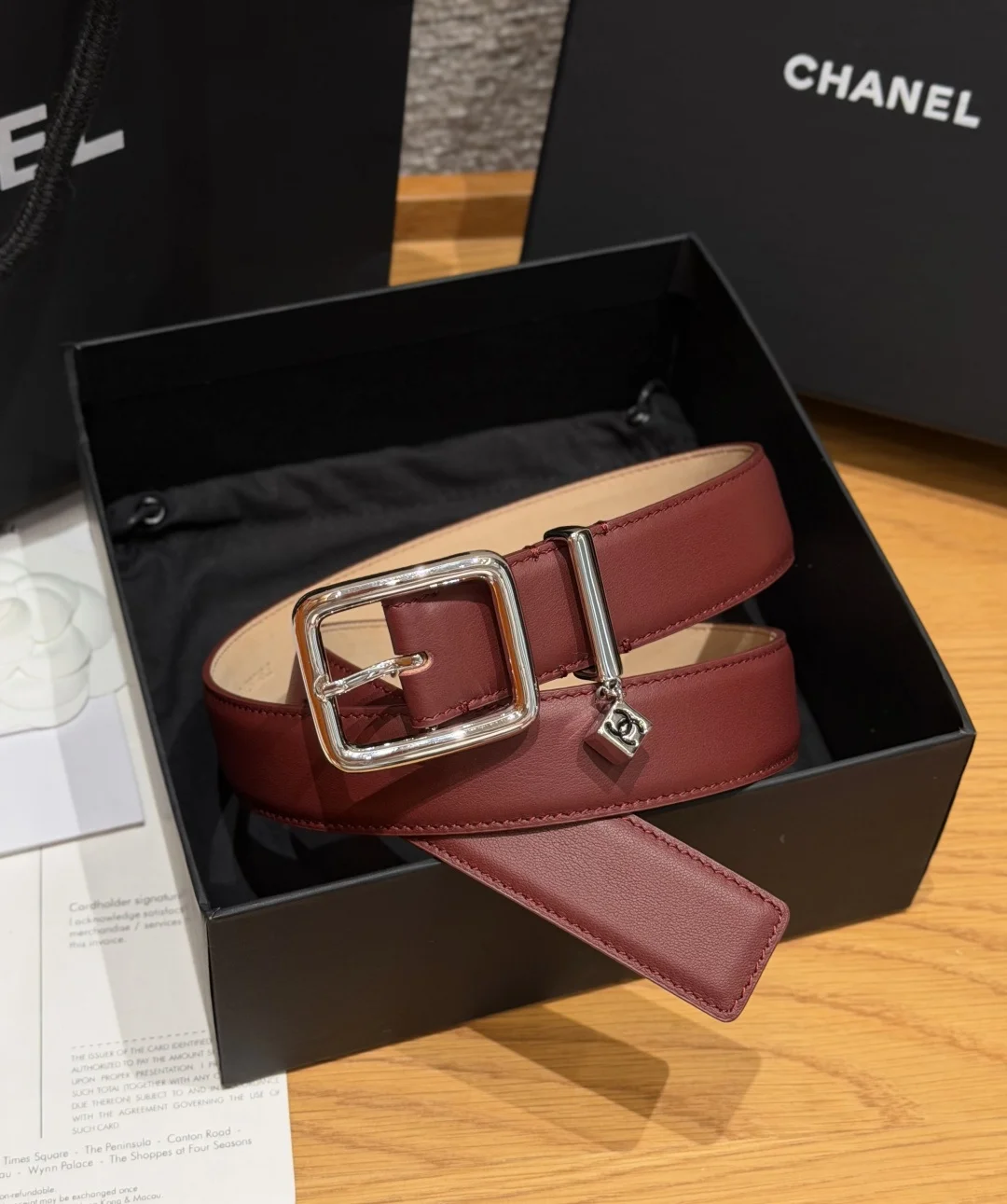 香家 Leather Belt with CC Charm,Crocodile Embossed Calfskin 30mm 带双C吊饰的皮质腰带鳄鱼纹压花皮质腰带 搭配标志性双C吊饰 尽显优雅风范 3cm官网标准宽度 专为女士穿搭设计 牛仔裤 西装裤 连衣裙都能轻松驾驭 双C吊饰是本款的标志性亮点 建议参照尺码表选择合适的尺码 齐全 宽度width 3.0