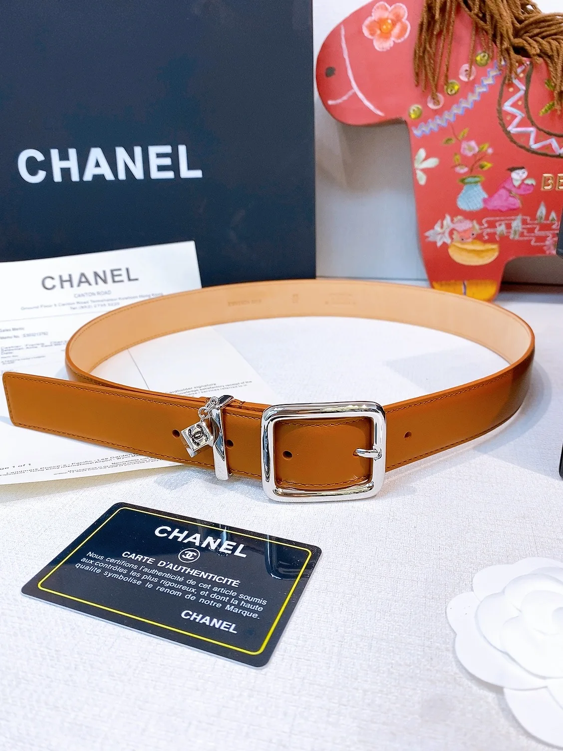 香家Chanel Leather belt 30mm皮质腰带这款是香香26/27早春度假系列3.0cm腰带 采用光滑小牛皮材质 复古经典圆针扣设计 日常通勤 穿搭造型都非常百搭 齐全 宽度width 3.0cm