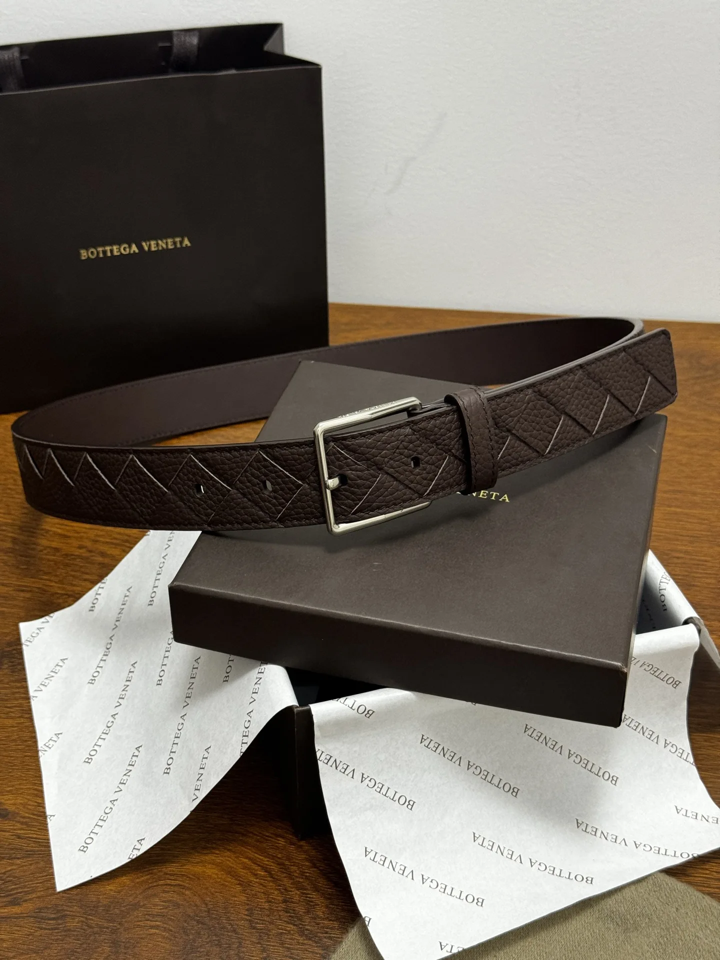 原单BV皮带|高仿BV皮带|精仿BV皮带|一比一BV皮带BOTTEGA VENETA 3.5cm 颜色 咖啡Intrecciato编织腰带荔枝纹纹理皮革手工编织新款牛皮经典之作每个细节都体现出至高的品味和格调整体造型增添优雅韵味 低调奢华的典范优雅迷人气息精致的手工艺制作 