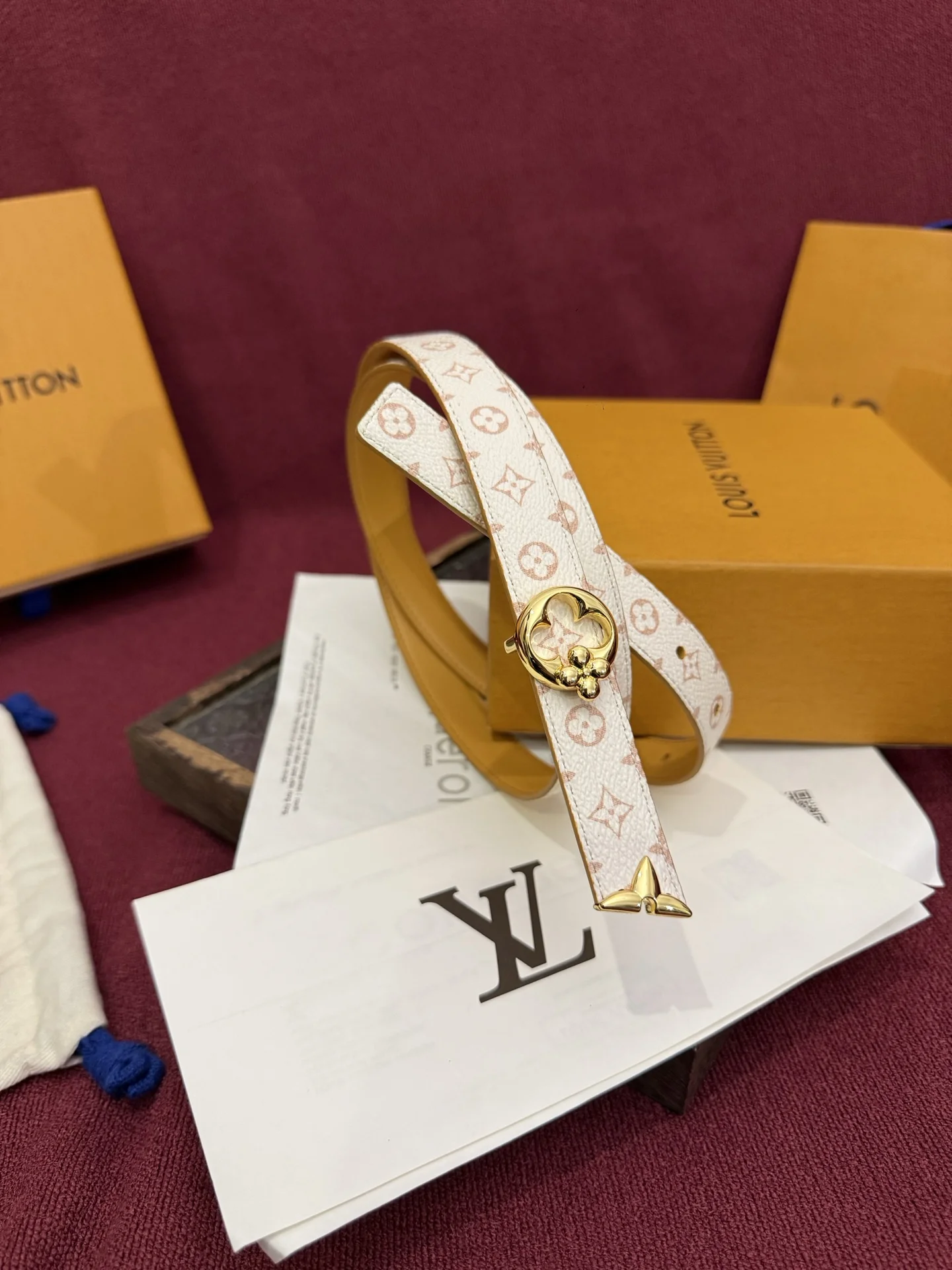 原单LV皮带|高仿LV皮带|精仿LV皮带|一比一LV皮带这款时尚且实用的 Pretty LV 腰带兼具美观与实用性 宽度2.0cm 集两种精致风格于一身 其可翻转设计将品牌标志性的 Monogram Dune 帆布与光滑的自然小牛皮巧妙结合 并以 LV 扣环和 Monogram 花形末端饰件点缀 这些饰件均采用闪耀的金色金属材质制成 这款多功能腰带能够轻松实现从日间穿搭到晚间装扮的转换 非常适合旅行使用 