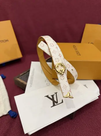 这款时尚且实用的 Pretty LV 腰带兼具美观与实用性 宽度2.0cm 集两种精致风格于一身 其可翻转设计将品牌标志性的 Monogram Dune 帆布与光滑的自然小牛皮巧妙结合 并以 LV 扣环和 Monogram 花形末端饰件点缀 这些饰件均采用闪耀的金色金属材质制成 这款多功能腰带能够轻松实现从日间穿搭到晚间装扮的转换 非常适合旅行使用 