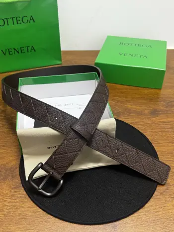 BOTTEGA VENETA 3.5cm 颜色 咖啡 Intrecciato编织腰带 荔枝纹纹理皮革 手工编织新款牛皮经典之作 每个细节都体现出至高的品味和格调 整体造型增添优雅韵味 低调奢华的典范 优雅迷人气息 精致的手工艺制作 