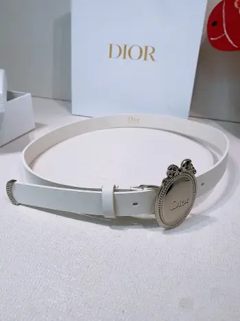 Look Book Christian Dior 2026椭圆型蝴蝶结腰带 古董感好强 重新诠释Dior 经典标识 采用光滑牛皮革等材质精心制作 饰以金色饰面金属腰带扣 饰环点缀以精心镌刻的藤格纹图案 可与经典西装外套 连衣裙或牛仔裤搭配 彰显隽永高雅的气质 2.5cm