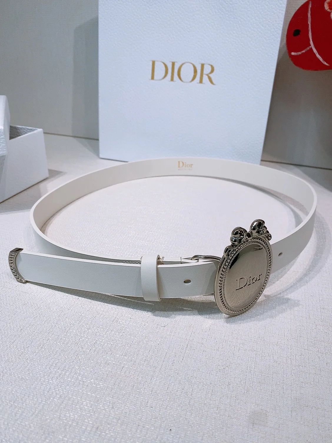 Look Book Christian Dior 2026椭圆型蝴蝶结腰带 古董感好强 重新诠释Dior 经典标识 采用光滑牛皮革等材质精心制作 饰以金色饰面金属腰带扣 饰环点缀以精心镌刻的藤格纹图案 可与经典西装外套 连衣裙或牛仔裤搭配 彰显隽永高雅的气质 2.5cm