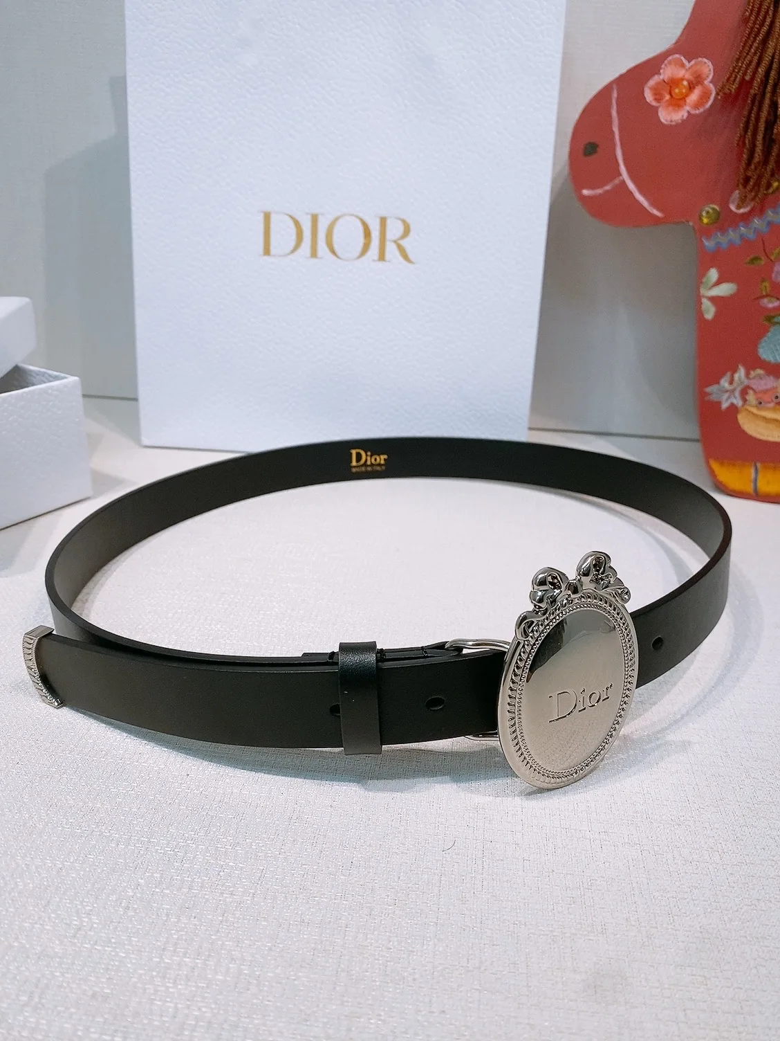 原单迪奥皮带|高仿迪奥皮带|精仿迪奥皮带|一比一迪奥皮带Look Book Christian Dior 2026椭圆型蝴蝶结腰带 古董感好强 重新诠释Dior 经典标识 采用光滑牛皮革等材质精心制作 饰以金色饰面金属腰带扣 饰环点缀以精心镌刻的藤格纹图案 可与经典西装外套 连衣裙或牛仔裤搭配 彰显隽永高雅的气质 2.5cm