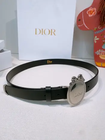 Look Book Christian Dior 2026椭圆型蝴蝶结腰带 古董感好强 重新诠释Dior 经典标识 采用光滑牛皮革等材质精心制作 饰以金色饰面金属腰带扣 饰环点缀以精心镌刻的藤格纹图案 可与经典西装外套 连衣裙或牛仔裤搭配 彰显隽永高雅的气质 2.5cm