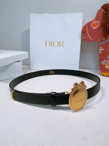Look Book Christian Dior 2026椭圆型蝴蝶结腰带 古董感好强 重新诠释Dior 经典标识 采用光滑牛皮革等材质精心制作 饰以金色饰面金属腰带扣 饰环点缀以精心镌刻的藤格纹图案 可与经典西装外套 连衣裙或牛仔裤搭配 彰显隽永高雅的气质 2.5cm