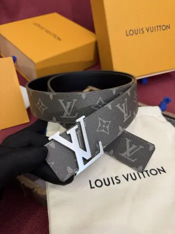 这款由西班牙制造的 LV Initiales Monogram 40mm 可翻转腰带采用了与秋季氛围相契合的色彩搭配 因其简洁而标志性的扣环而备受推崇 该款式一侧饰有 Monogram 帆布图案 另一面则为墨绿色皮革反衬 为日常穿着增添了几分格调与舒适感 