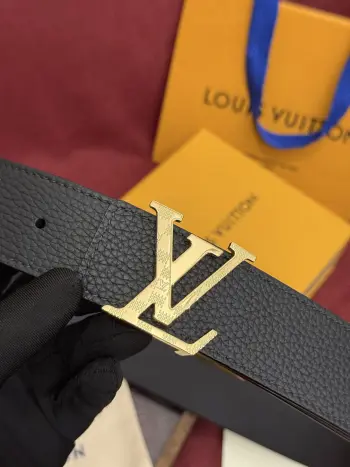 本款 Damier LV 40 毫米双面腰带做工精良 风格经典 黑色牛皮革皮带与 LV 字母搭扣优雅相称 与精心镂刻的 Damier 图案相得益彰 气质优雅 可双面使用 轻松搭配您钟爱的服饰 