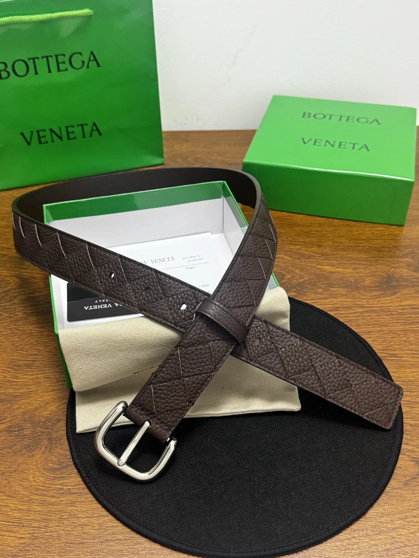 原单BV皮带|高仿BV皮带|精仿BV皮带|一比一BV皮带BOTTEGA VENETA 3.5cm 颜色 咖啡 Intrecciato编织腰带 荔枝纹纹理皮革 手工编织新款牛皮经典之作 每个细节都体现出至高的品味和格调 整体造型增添优雅韵味 低调奢华的典范 优雅迷人气息 精致的手工艺制作 